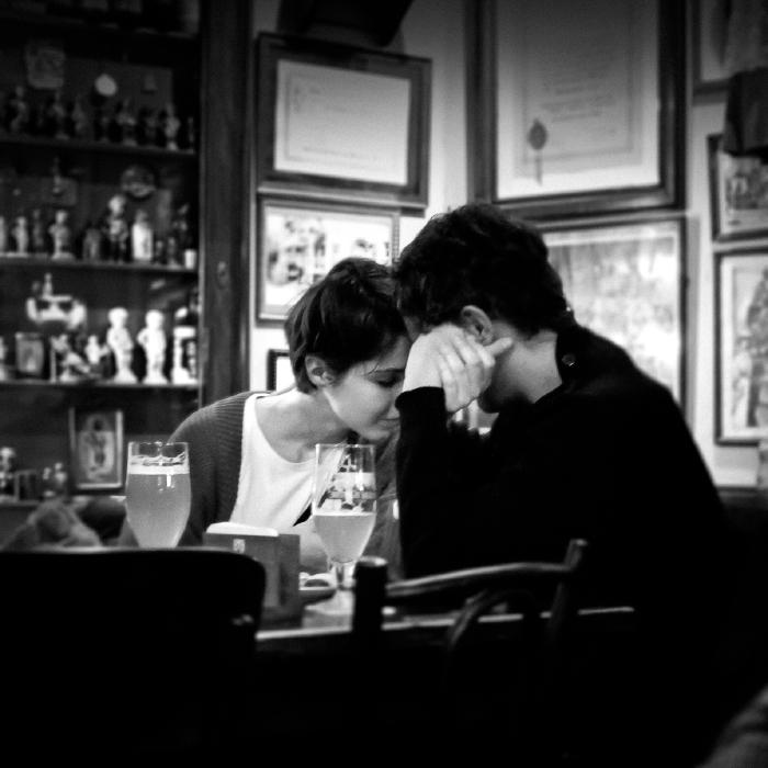 Zwart-witbeeld van twee mensen in een café